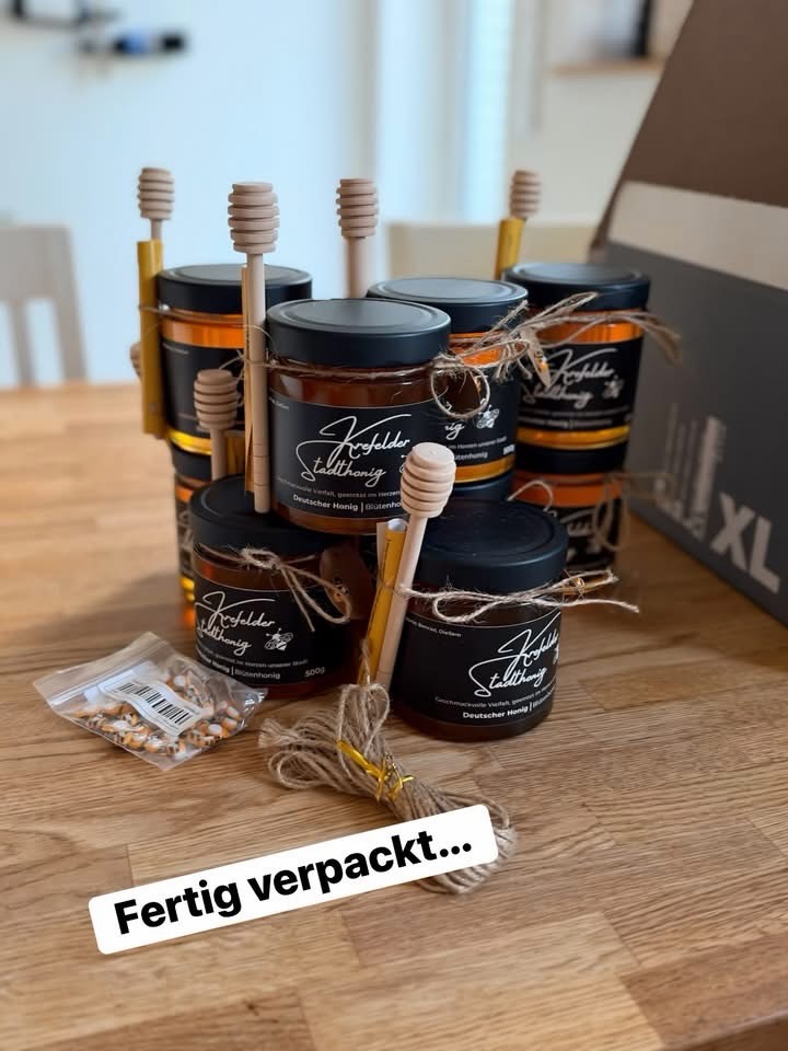 Wir beliefern die Bundesregierung!!!

Der Minister Dr. Karsten Wildberger möchte für seine Gäste ein Gastgeschenk aus seiner Heimat und das ist: Unser Krefelder Stadthonig. 

Wir sind ein bisschen Stolz über den Auftrag und freuen uns riesig. 😀